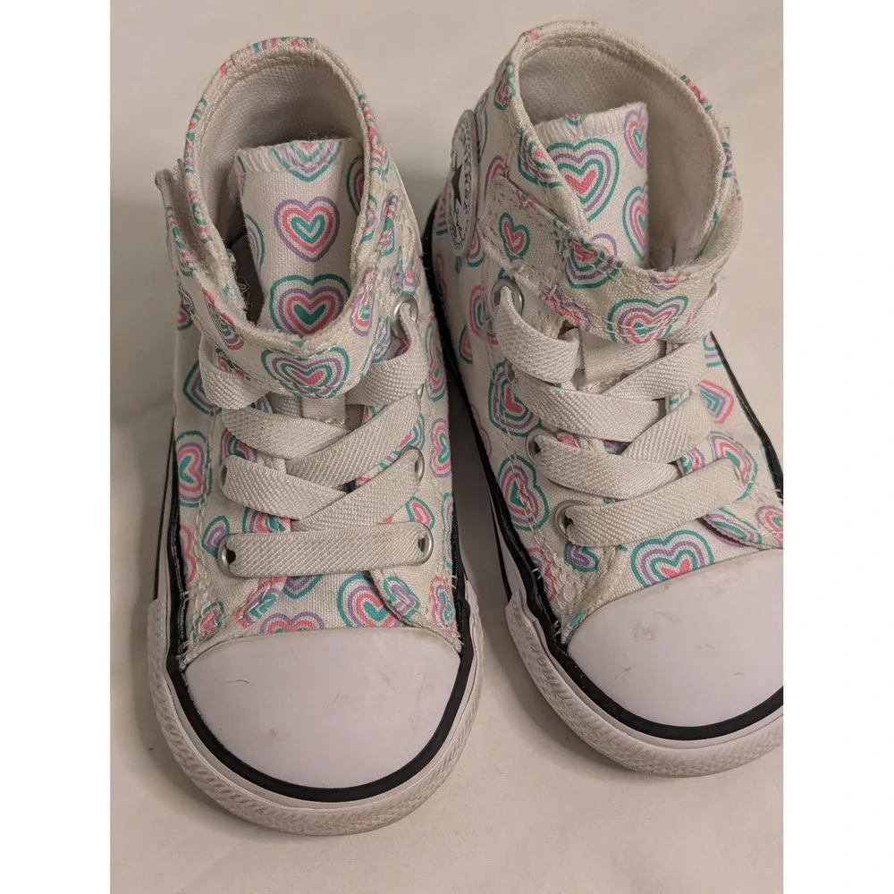 Converse Chuck Taylor All Star Infant Size 5 High Top Heart Print Sneakers White